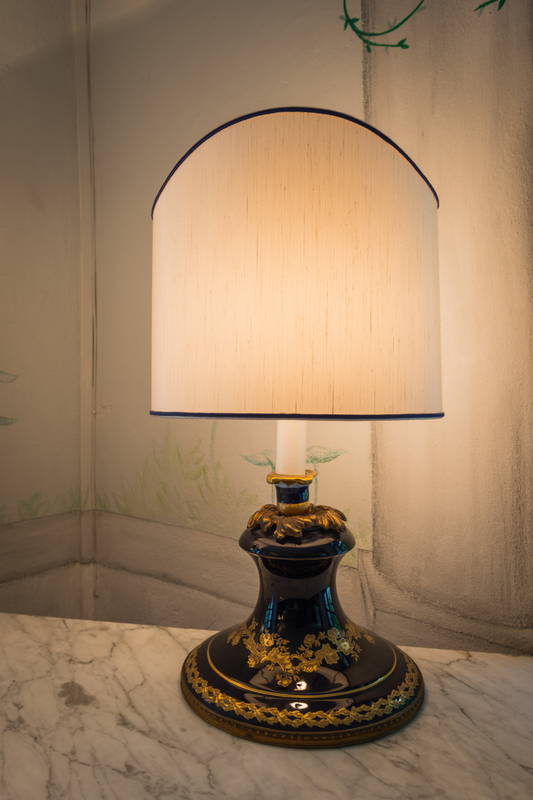 lampada inglese in porcellana blu e oro h 45cm 