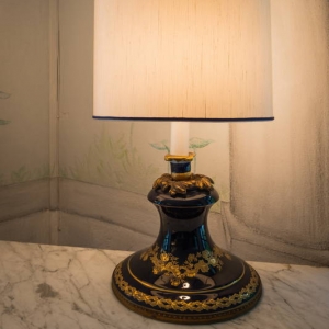 lampada inglese in porcellana blu e oro h 45cm 