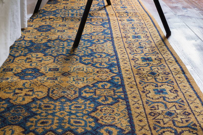 tappeto anni ’60 senape e blu pavone