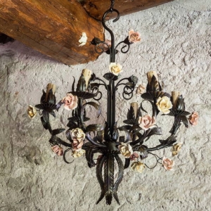 lampadario ferro battuto con rose porcellana